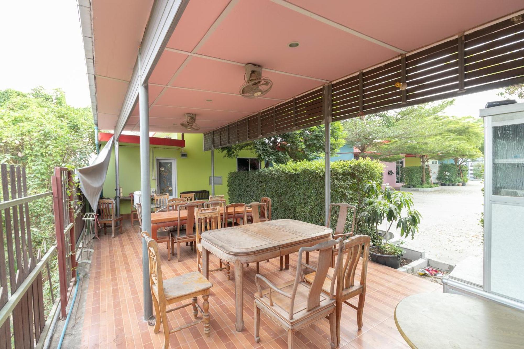 Hotel Oyo 644 Pong Pai House Bangkok Esterno foto